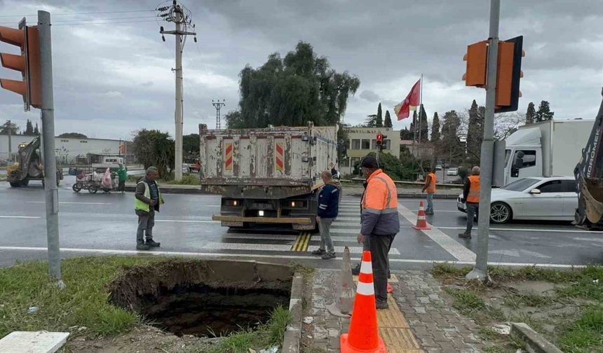 Söke'de Bağarası Kavşağında obruk paniğe paniğe yol açtı