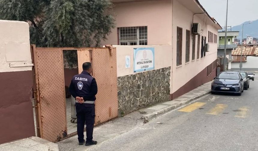 Türkiye'ye örnek olacak uygulama sürüyor: 'Zabıta ekiplerinin okul nöbeti'