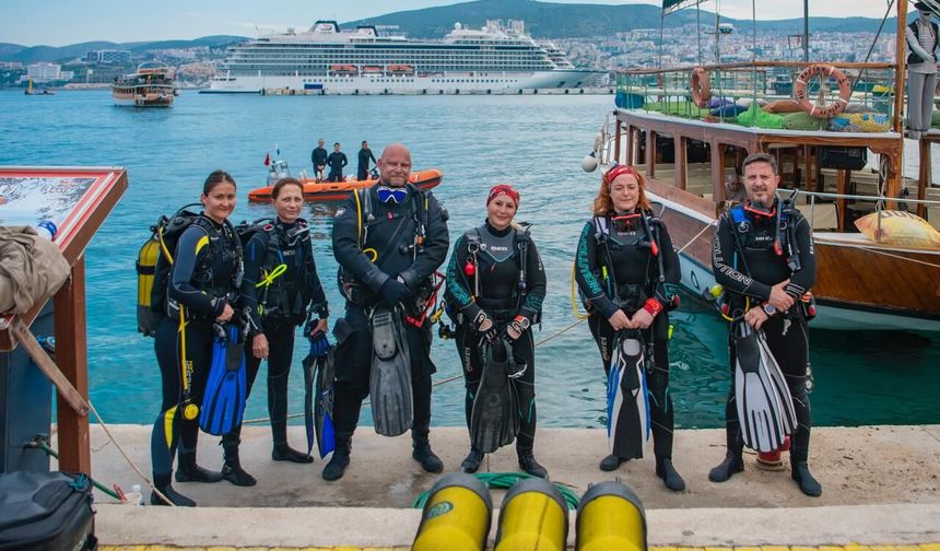 KUŞADASI'NDA DÜNYA GÜNÜ'NDE KIYI VE DENİZ TEMİZLİĞİ: 200 KİLOGRAM ATIK TOPLANDI