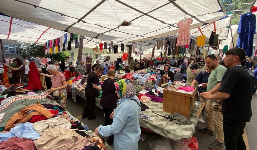 Arife günü pazarda bayramlık hareketliliği esnafın yüzünü güldürdü