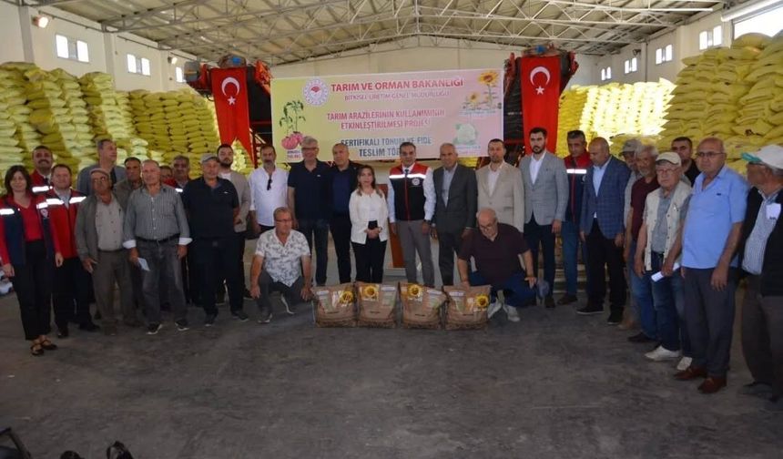 Aydın'da 9 bin kilonun üzerinde ayçiçeği tohumu üreticiye dağıtıldı