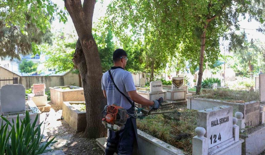 Aydın'da bayram öncesi mezarlıklar bakımdan geçiriliyor