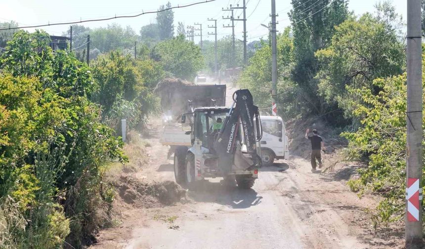 Aydın'da kırsal mahalle yollarında bakım ve temizlik çalışması