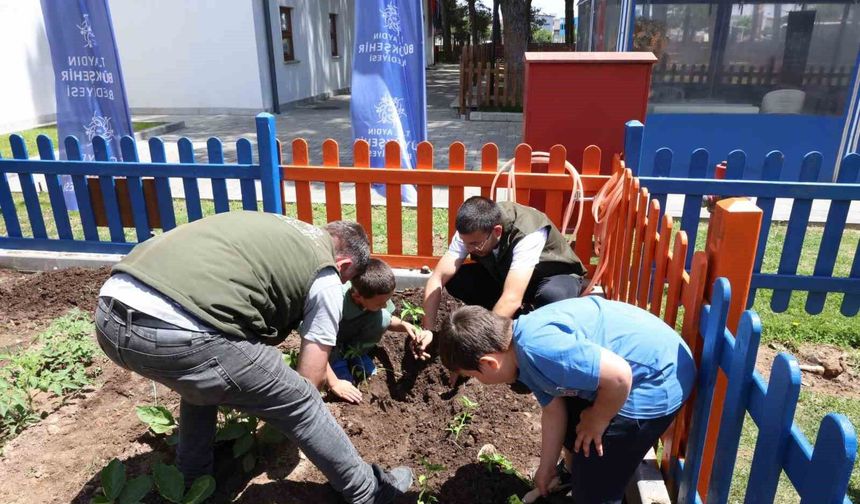 Aydın'da özel öğrenciler fideleri toprakla buluşturdu