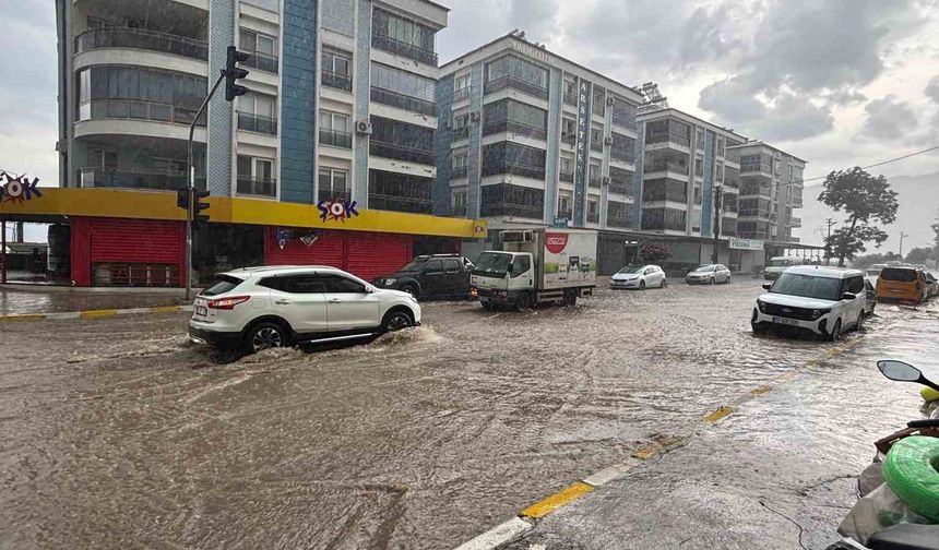Bozdoğan'da sağanak yağış sonrası ekipler sahada