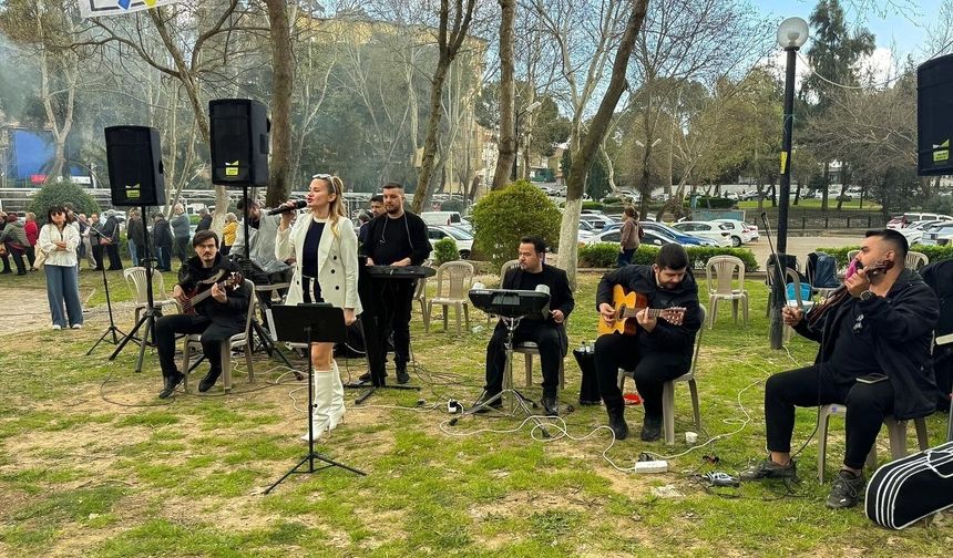 Efeler'de Anneler Günü coşkusu şenlikle taçlanacak