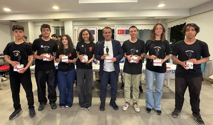 Efeler'de genç yazılımcılar tasarladı, Başkan Yetişkin tebrik etti