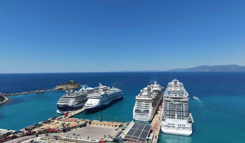 Kuşadası'na 4 kruvaziyer ile 9 bin turist geldi
