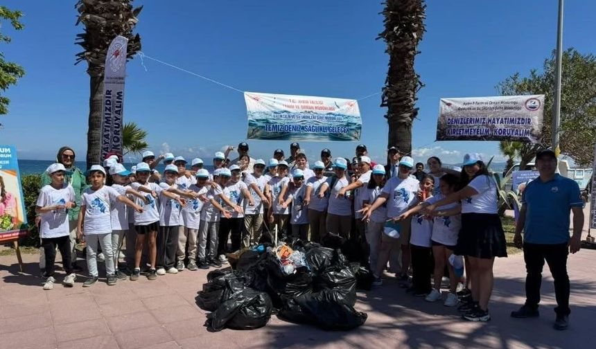 Kuşadası'nda öğrenciler sahilleri temizledi