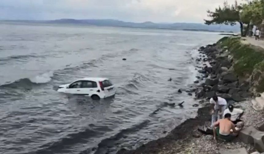 Kuşadası'nda otomobil denize uçtu: 1 yaralı