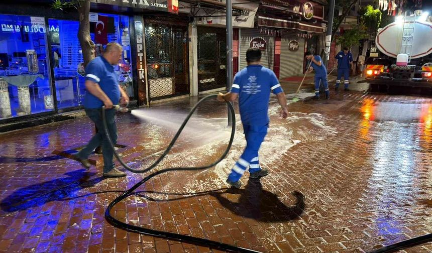 Nazilli Uzun Çarşı Büyükşehir ekipleriyle pırıl pırıl oldu