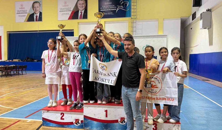 Nazilli Vakıfbank İlkokulu kızları satrançta Aydın şampiyonu oldu