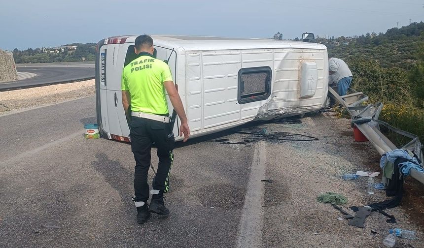 Otomobille çarpışan yolcu minibüsü yan yattı: 10 yaralı