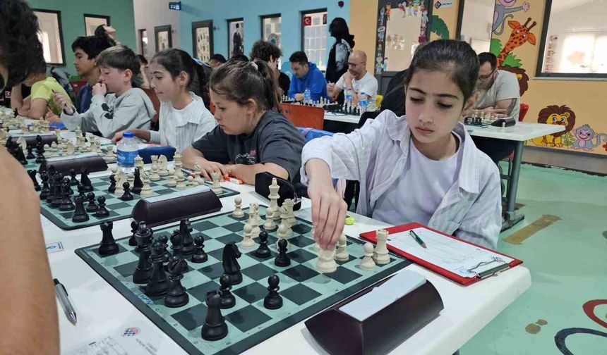 Satrançta hamleler bu kez gençlik bayramı için yapıldı