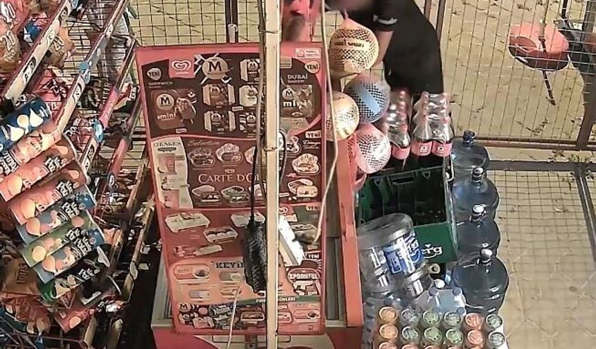 Marketin kapısını kırıp içeri giren çocuklar, marketi talan etti