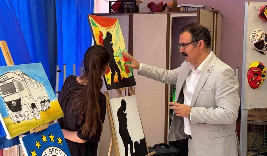 Öğrenciler eserlerini görücüye çıkardı