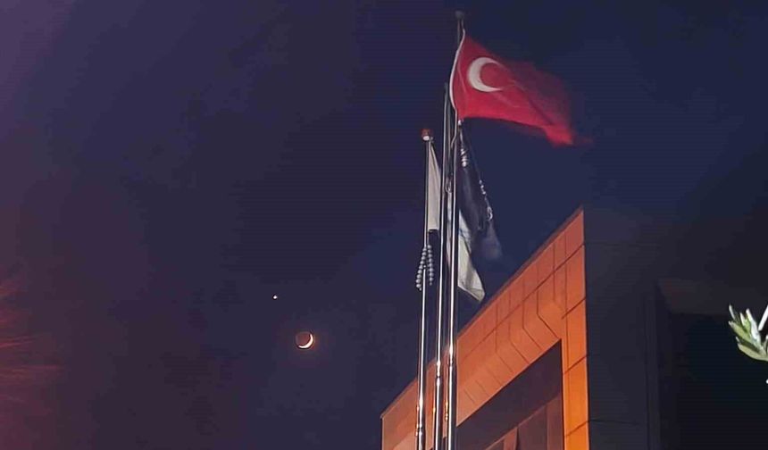 Türk bayrağı ile ay ve yıldız aynı karede