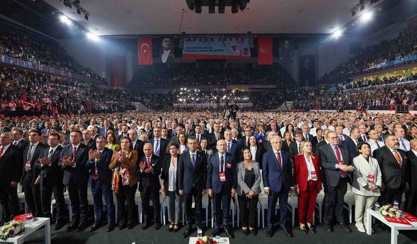 CHP'li delegelerden kurultay talebi: İmzalar CHP Genel Merkezi'ne teslim edildi