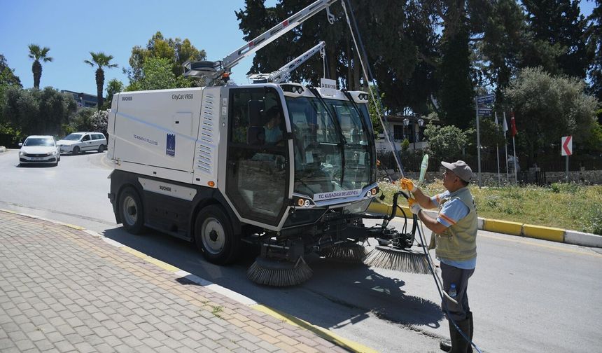 KUŞADASI'NDA TEMİZLİKTE YENİ DÖNEM“KÜÇÜK DEV” BUCHER GÖREVE BAŞLADI