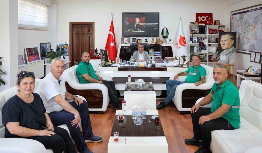 CAN KURTARAN BELEDİYE PERSONELİNE BAŞKAN YETİŞKİN’DEN HEDİYE ALTIN  VE PLAKET