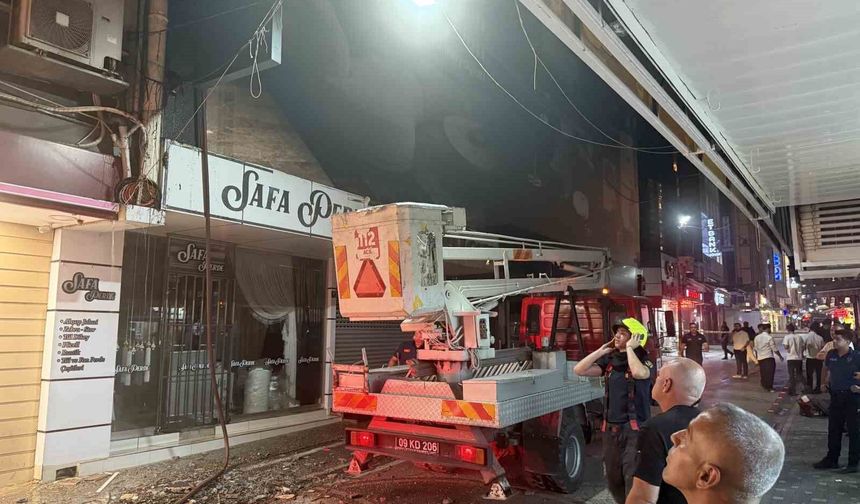 Kedi kurtarmaya gelen itfaiye erleri AVM'de çıkan yangını büyümeden söndürdü