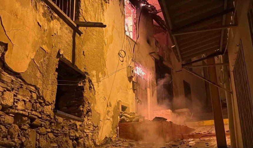 Kuşadası'nda gece yarısı korkutan yangın: Yanlış parklar itfaiyeyi geciktirdi