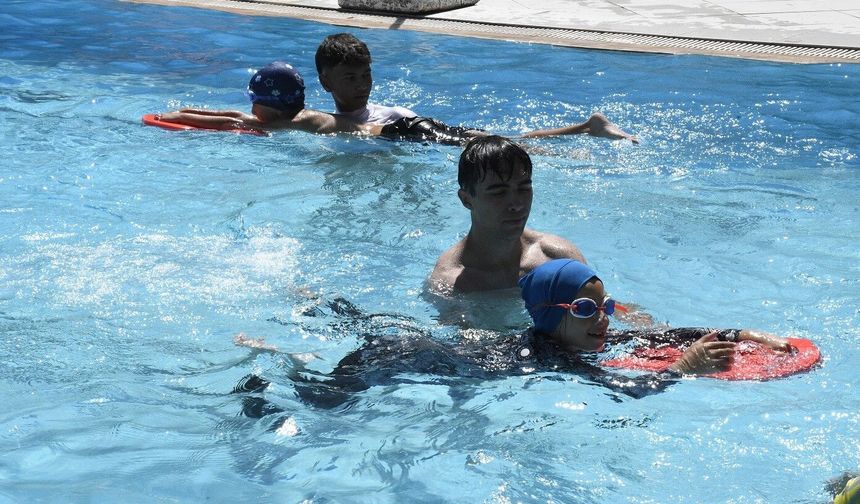 Kuşadası'nda ücretsiz Yaz Spor Okulları kapılarını açtı