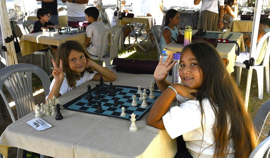 Kuşadası'nda uluslararası satranç turnuvası düzenlendi