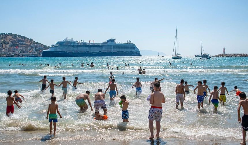 Nusaybinli çocuklar Kuşadası'nda ilk kez denizle buluştu