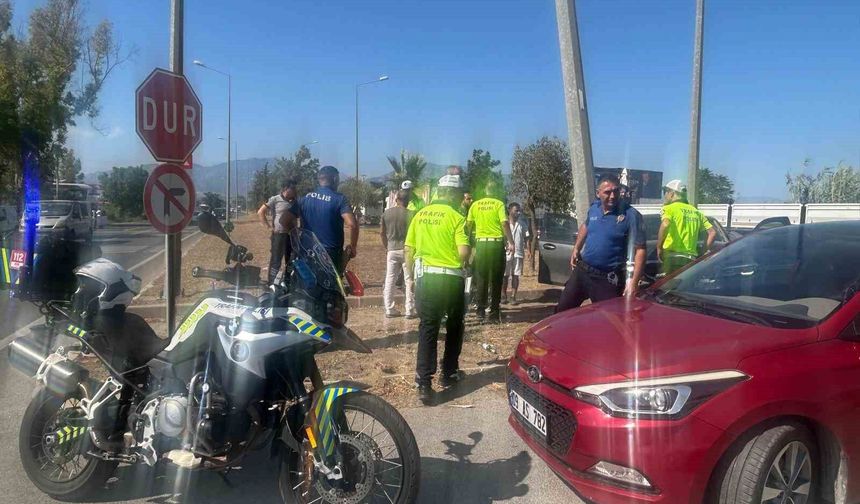 Otomobil aydınlatma direğine çarptı: 2 yaralı