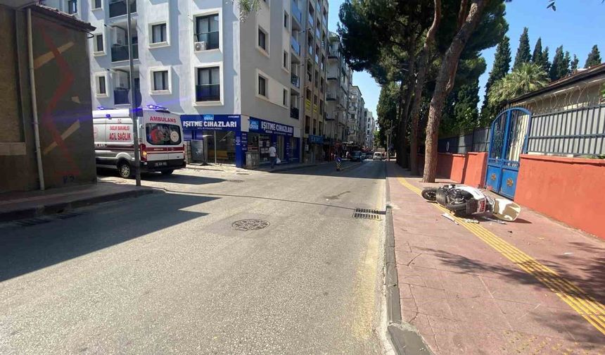 Otomobilin çarptığı motosiklet kaldırıma çıktı: 1 yaralı