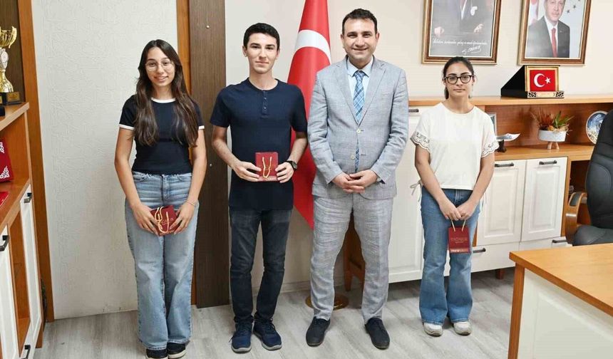 YKS'de Türkiye derecesi yapan Aydınlı öğrenciler ödüllendirildi
