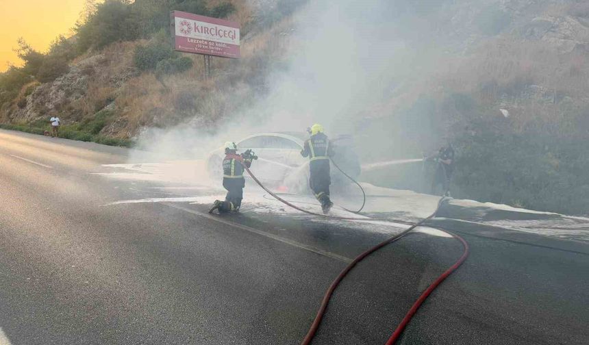 8 milyon TL'lik elektrikli Mercedes oto, seyir halindeyken yanmaya başladı