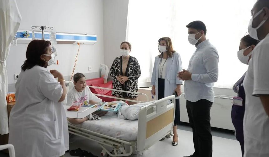 Aydın'da tedavi gören minik hastalara moral oldular
