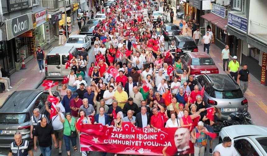 Başkan Yetişkin 30 Ağustos coşkusunu Efeler'de dört bir yana taşıdı