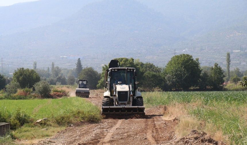 Bozdoğan Belediyesi ova yollarında çalışmalara devam ediyor
