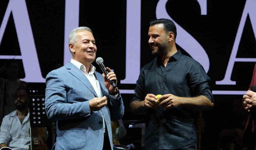 Buharkentliler Alişan'ı 'fahri hemşehri' ilan etti