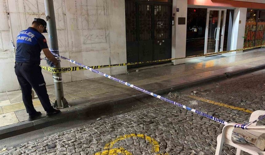 Çatıdan kopan beton parçaları korkuttu