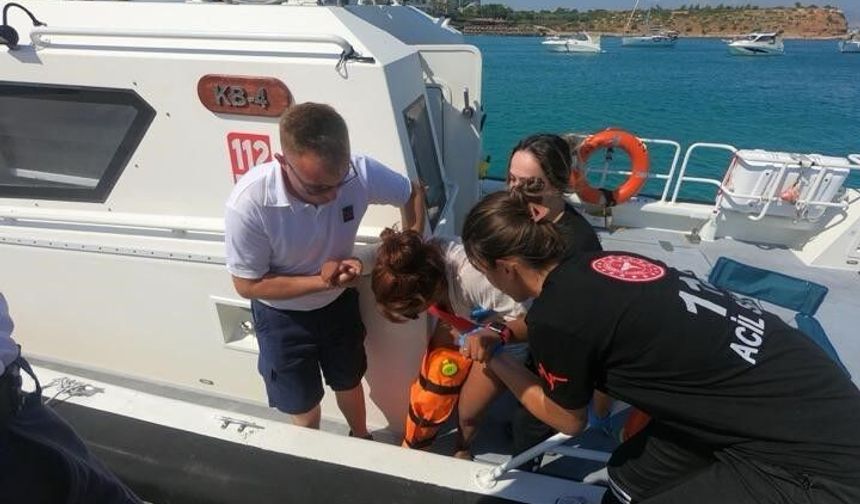 Didim'de karadan ulaşılamayan koyda yaralanan kişi denizden tahliye edildi