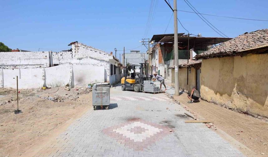 İncirliova'da 3 sokakta yol yenileme çalışmaları sürüyor