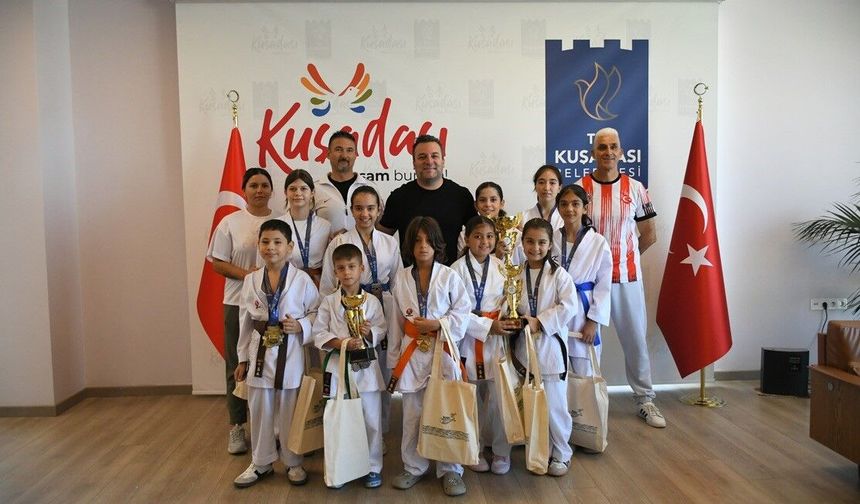Kuşadalı genç karateciler Bursa'dan madalyalarla döndü