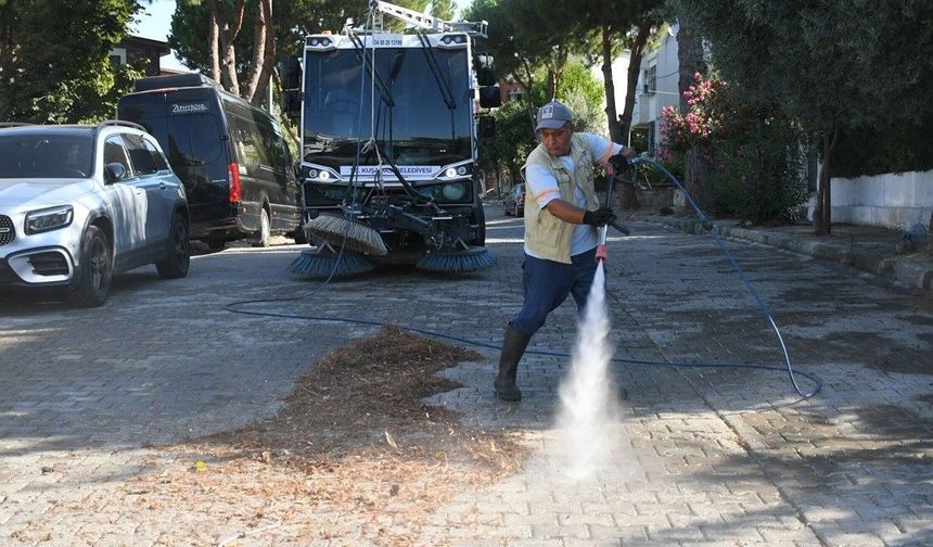 Kuşadası Belediyesi'nden yaz sezonunda yoğun temizlik mesaisi
