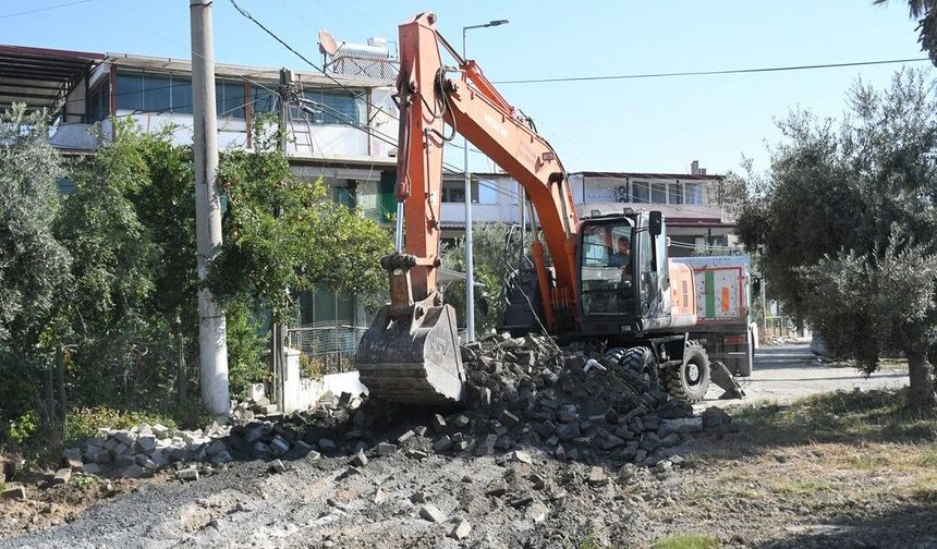 Kuşadası'nda 12 bin metrekarelik yeni yol çalışması başladı