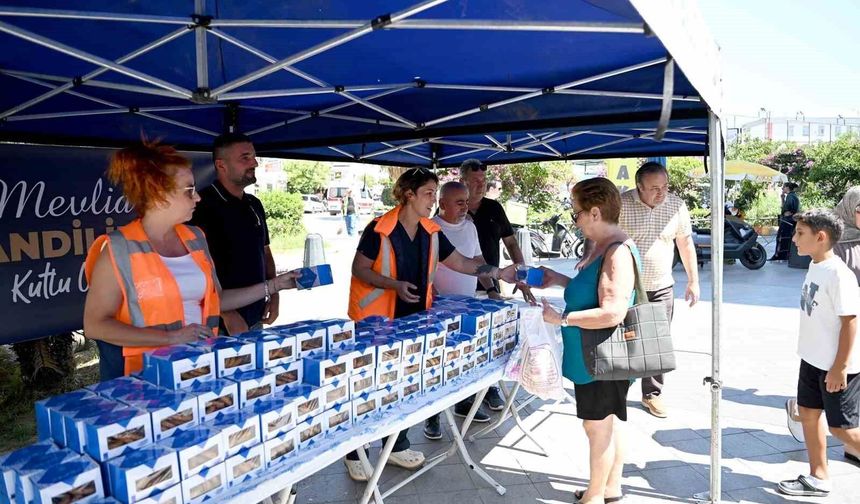 Kuşadası'nda Mevlit Kandili'nde vatandaşlara kandil simidi ikramı