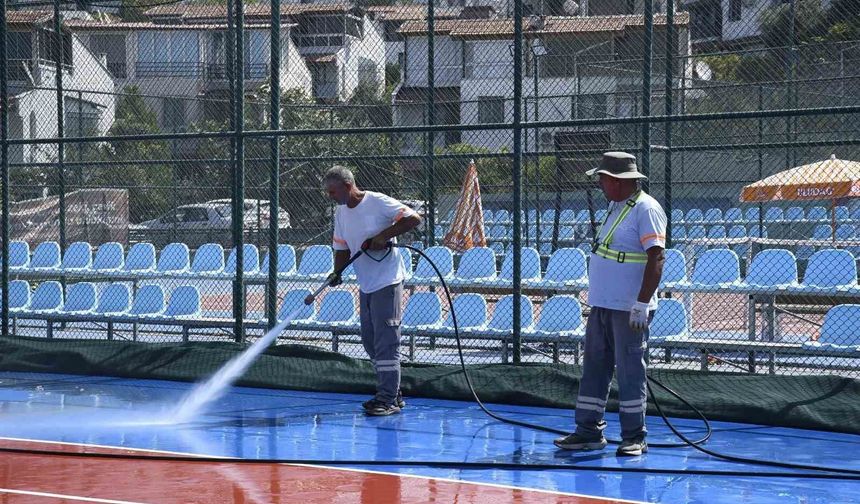 Kuşadası'nda tenis kortları baştan aşağı temizlendi