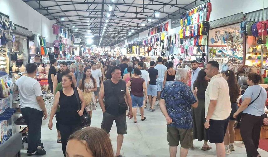 Mavişehir Pazar Yeri tatilcilerin ve yerlilerin akınına uğradı