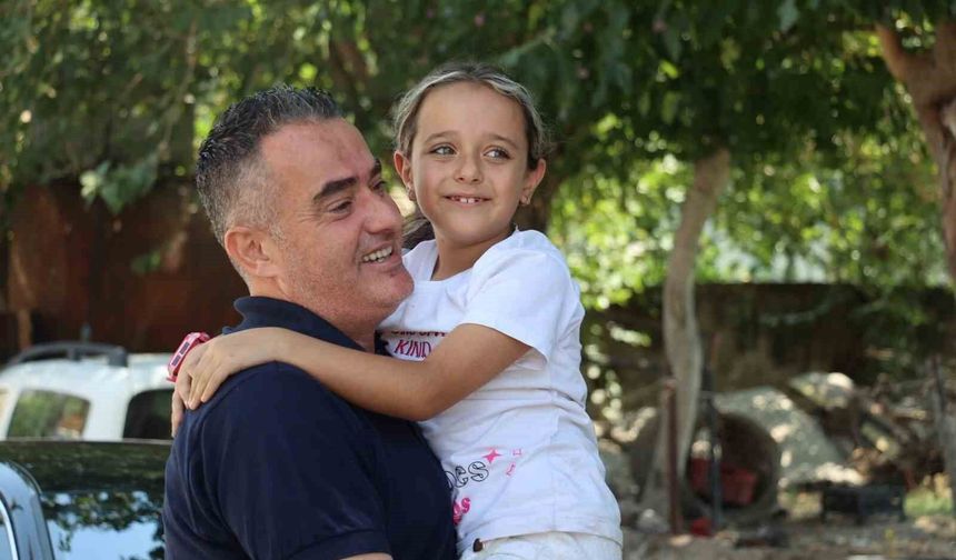 Yangında bisikleti yanan Hazal'a Başkan Arıcı, yeni bisiklet hediye etti
