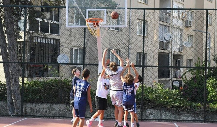 Yenilenen basketbol sahasına Efe İbrikoğlu'nun adı verildi