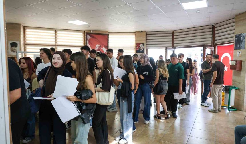 Aydın'da üniversiteliler AYKART için stantlara akın etti