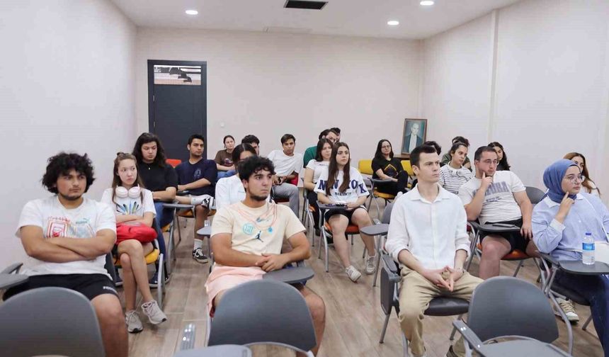 Başkan Yetişkin'den gençlere rehberlik desteği